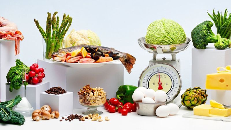 Một chế độ ăn uống cân bằng đóng vai trò thiết yếu trong việc nuôi dưỡng tóc khỏe từ bên trong