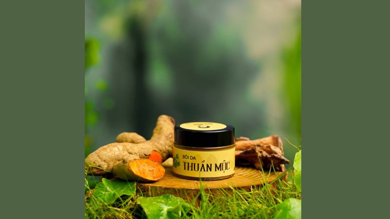 Cao lá Thuần Mộc sử dụng hoàn toàn các chiết xuất từ thảo dược như nghệ, củ ráy, sáp ong, dầu jojoba, ngư tinh thảo…