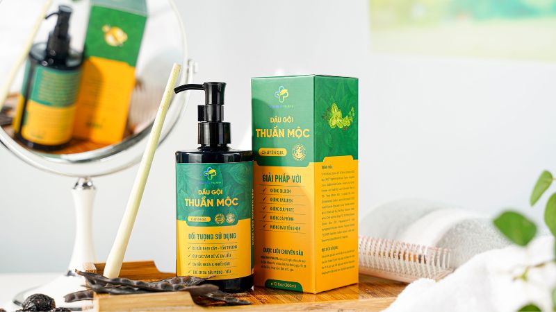 Dầu gội Thuần Mộc được sản xuất từ các chiết xuất thiên nhiên có đặc tính lành tính và nuôi dưỡng tóc hiệu quả