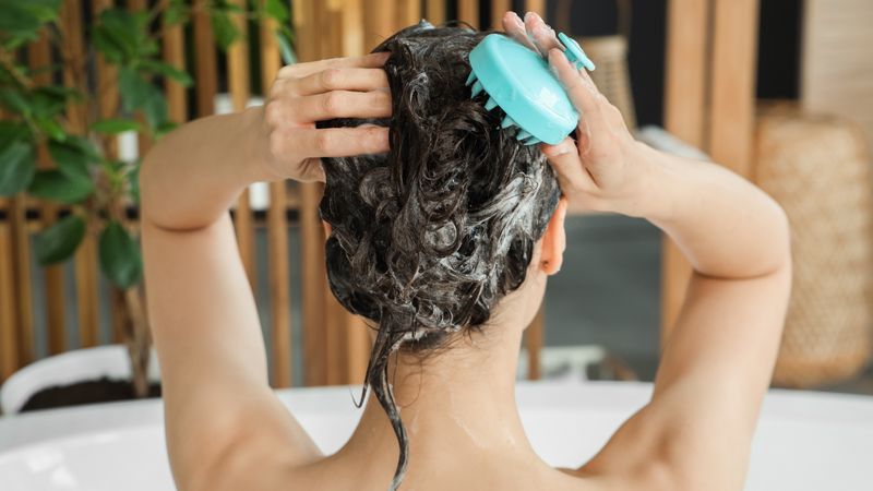 Việc gội đầu tưởng chừng đơn giản nhưng nếu thực hiện sai cách có thể khiến tóc yếu đi nhanh chóng