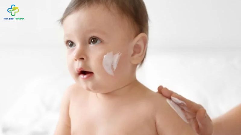 Hệ miễn dịch trên da chưa hoàn thiện khiến bé dễ bị ảnh hưởng bởi các yếu tố từ môi trường