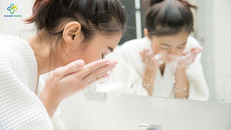 Ưu tiên sử dụng sữa tắm, sữa rửa mặt dịu nhẹ, không chứa xà phòng kiềm mạnh, không có chất tạo bọt hay hương liệu nhân tạo