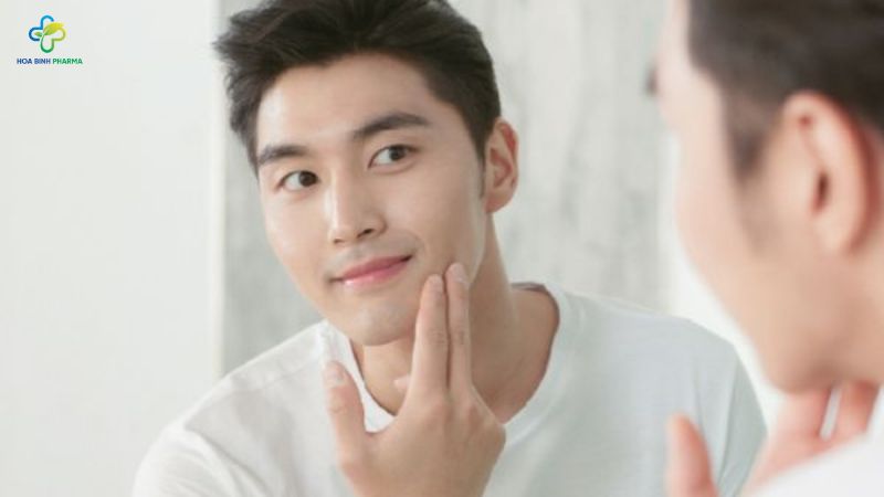 Do nồng độ hormone testosterone cao hơn, tuyến bã nhờn ở nam giới hoạt động mạnh dễ gây mụn