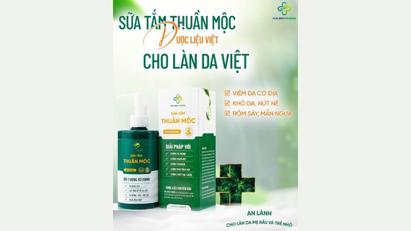 Sữa tắm Thuần Mộc được pha chế từ các thành phần thiên nhiên giàu dưỡng chất như vitamin B3, B5 cùng chiết xuất rau má, hoa hồng, trà xanh, lô hội