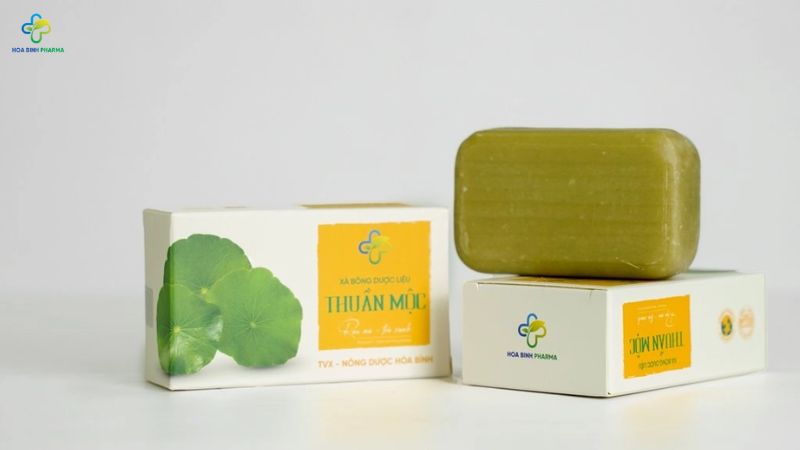 Xà bông dược liệu Thuần Mộc giúp loại bỏ bụi bẩn và bã nhờn trên da mà không làm mất đi độ ẩm tự nhiên hay gây khô rát