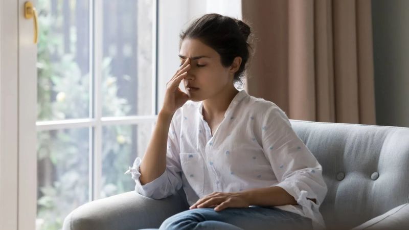 Căng thẳng, lo âu hoặc mất ngủ kéo dài làm suy yếu hệ miễn dịch, khiến da dễ phản ứng quá mức