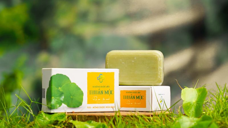 Xà bông dược liệu Thuần Mộc giúp làm sạch sâu, giảm kích ứng và ngăn vi khuẩn phát triển trên da